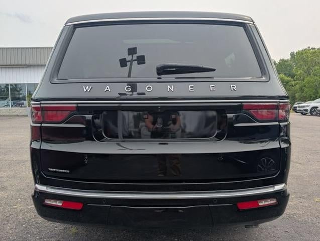 2023 Jeep Wagoneer Base