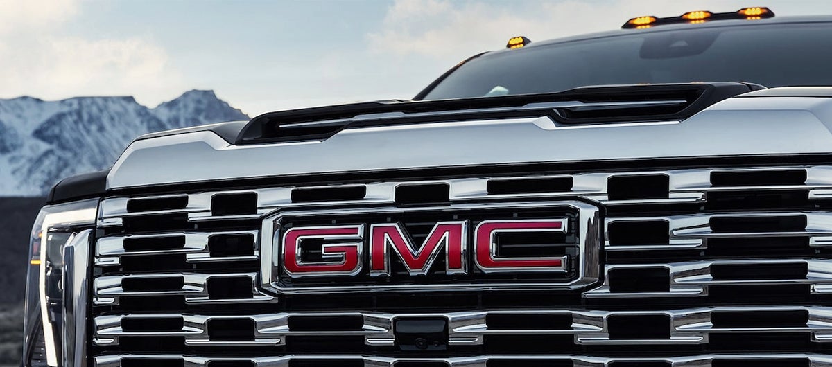 2025 GMC Sierra 2500 HD logo and grill up close